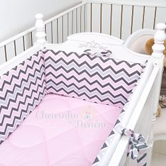 Kit Berço Chevron Rosa e Cinza - 04 Peças Kit Berço Chevron Rosa e Cinza - 04 Peças