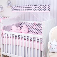 Kit Berço Chevron Rosa e Cinza com Nuvem e Gotinha - 10 Peças Kit Berço Chevron Rosa e Cinza com Nuvem e Gotinha - 10 Peças