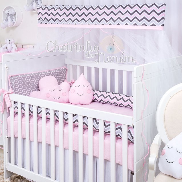 Kit Berço Rolinho Chevron Rosa e Cinza com Nuvem e Gotinha - 10 Peças Kit Berço Rolinho Chevron Rosa e Cinza com Nuvem e Gotinha - 10 Peças