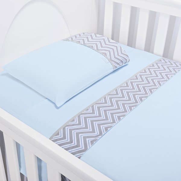 Jogo De Lençol Berço Vira Estampada Chevron Cinza C/ Azul - 3 peças Jogo De Lençol Berço Vira Estampada Chevron Cinza C/ Azul - 3 peças
