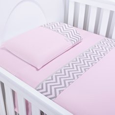 Jogo De Lençol Berço Vira Estampada Chevron Cinza C/ Rosa - 3 peças Jogo De Lençol Berço Vira Estampada Chevron Cinza C/ Rosa - 3 peças