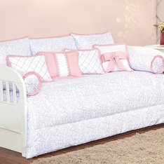Kit Cama Babá Nina Rosê com Estampas de Arabesco e Fundo Branco, Almofadinhas Delicadas com Laços e Guipir 100% Algodão - 10 Peças Kit Cama Babá Nina Rosê com Estampas de Arabesco e Fundo Branco, Almofadinhas Delicadas com Laços e Guipir 100% Algodão - 10 Peças