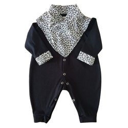 Macacão de Bebê + Babador Preto com Oncinha Manga Longa Macacão de Bebê + Babador Preto com Oncinha Manga Longa