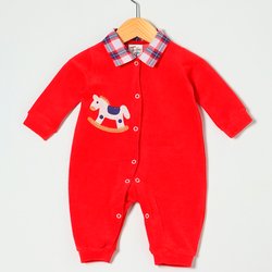 Macacão Manga Longa Cavalinho Vermelho Plush Macacão Manga Longa Cavalinho Vermelho Plush