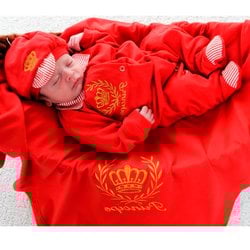 Saída de Maternidade Príncipe Vermelho com Dourado Saída de Maternidade Príncipe Vermelho com Dourado