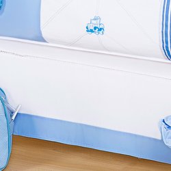 Saia de Berço Para Quarto de Bebê Menino Urso Sentinela Branco - Azul Saia de Berço Para Quarto de Bebê Menino Urso Sentinela Branco - Azul