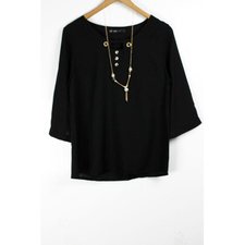 Blusa Manga 3/4 e Pingente Decorativo Ref. C8029BK Blusa Manga 3/4 e Pingente Decorativo Ref. C8029BK