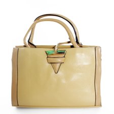 Bolsa De Ombro Com Alça Transversal E Pingente Triangular Bolsa De Ombro Com Alça Transversal E Pingente Triangular