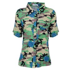 Camisa Camuflada com Estampa de Rosas Camisa Camuflada com Estampa de Rosas