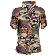 Camisa Camuflada com Estampa de Rosas Camisa Camuflada com Estampa de Rosas