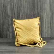 Bolsa Transversal Com Matelassê e Detalhes Dourados Bolsa Transversal Com Matelassê e Detalhes Dourados