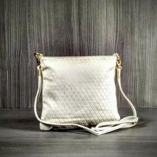 Bolsa Transversal Com Matelassê e Detalhes Dourados Bolsa Transversal Com Matelassê e Detalhes Dourados