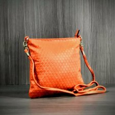 Bolsa Transversal Com Matelassê e Detalhes Dourados Bolsa Transversal Com Matelassê e Detalhes Dourados