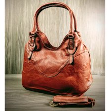 Bolsa de Ombro Detalhes em Dourado Bolsa de Ombro Detalhes em Dourado