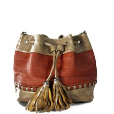 Bolsa Saco Detalhes Trançados e Texturizados Bolsa Saco Detalhes Trançados e Texturizados