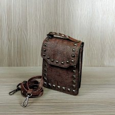 Bolsa Com Spikes e Alça de Mão Bolsa Com Spikes e Alça de Mão