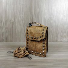 Bolsa Com Spikes e Alça de Mão Bolsa Com Spikes e Alça de Mão