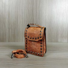 Bolsa Com Spikes e Alça de Mão Bolsa Com Spikes e Alça de Mão