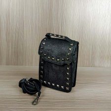 Bolsa Com Spikes e Alça de Mão Bolsa Com Spikes e Alça de Mão