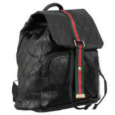 Mochila com Alto Relevo e Faixa Central com Cordão e Botão Imantado Mochila com Alto Relevo e Faixa Central com Cordão e Botão Imantado