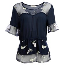 Blusa Tule Meia Manga Flare com Bordado Floral e Tachas Decorativas Blusa Tule Meia Manga Flare com Bordado Floral e Tachas Decorativas