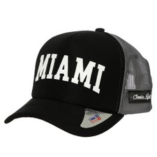 Boné Trucker Com Estampa Em Alto Relevo Boné Trucker Com Estampa Em Alto Relevo