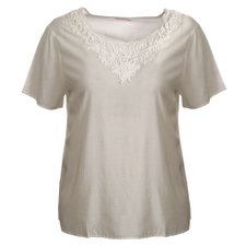 Blusa Manga Curta Com Renda Na Gola (Plus Size) Blusa Manga Curta Com Renda Na Gola (Plus Size)