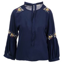 Blusa Plus Size Gola Choker Com Amarração E Patches Blusa Plus Size Gola Choker Com Amarração E Patches