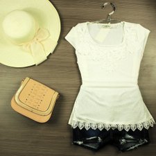 Blusa Branca Cintilante Decote Rendado E Bordado Blusa Branca Cintilante Decote Rendado E Bordado