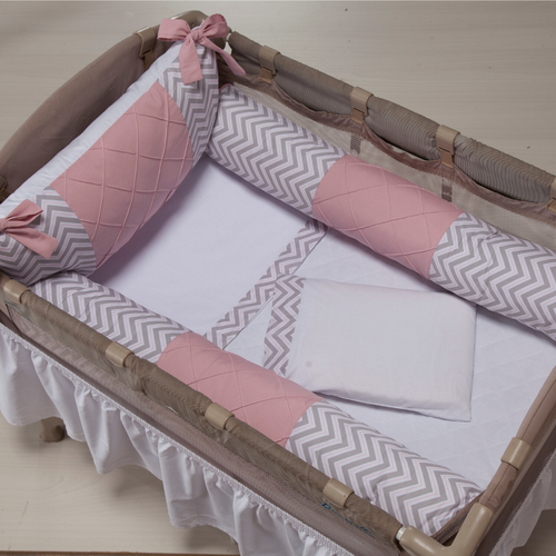 Kit Berço Desmontável 4 Peças Chevron Cinza com Rosa Kit Berço Desmontável 4 Peças Chevron Cinza com Rosa